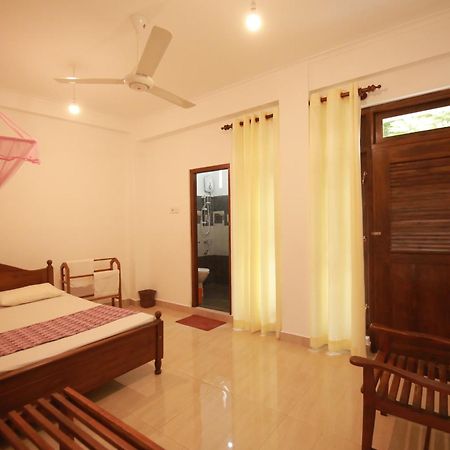 Renuka Inn Канди Екстериор снимка