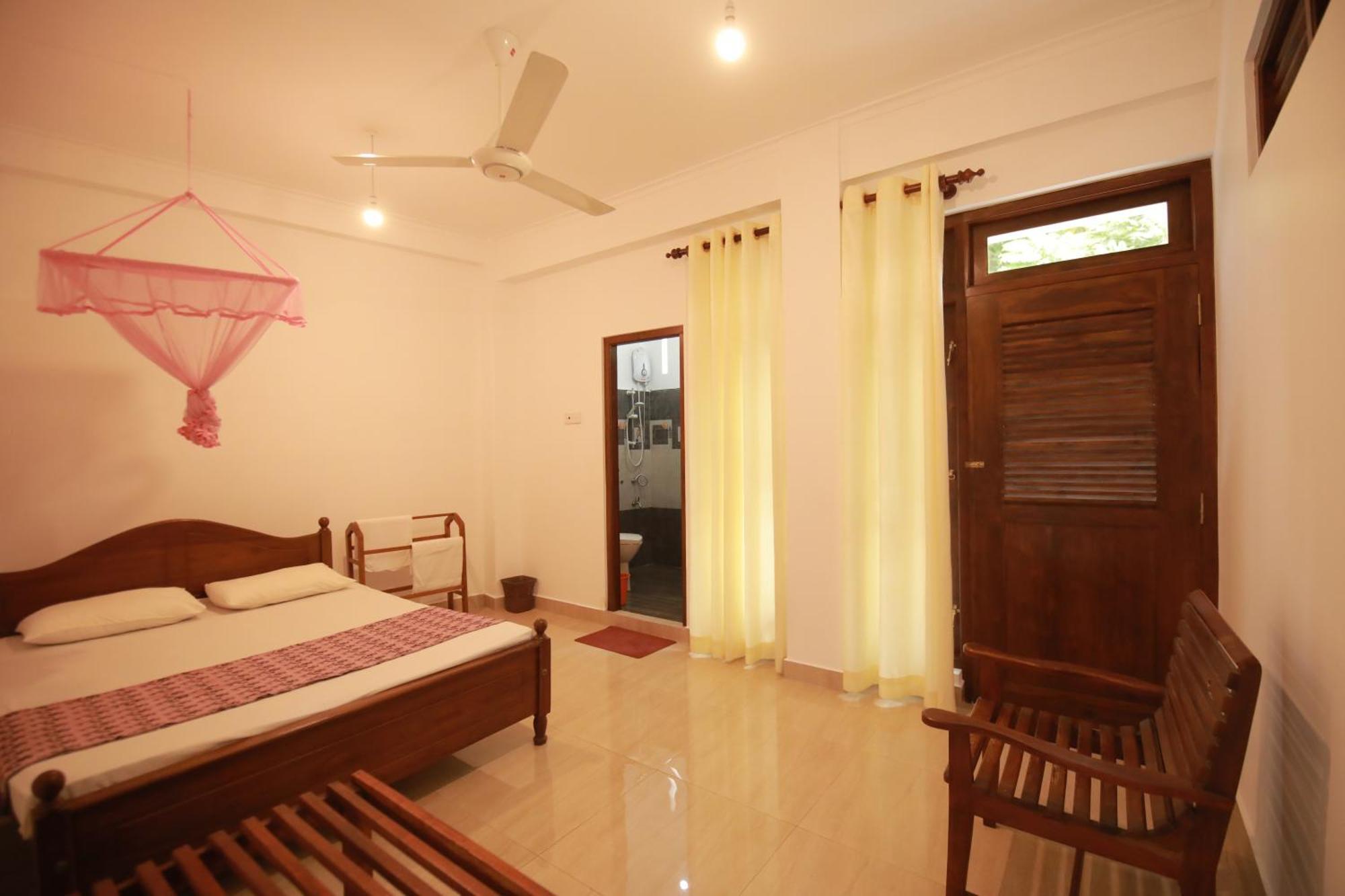 Renuka Inn Канди Екстериор снимка