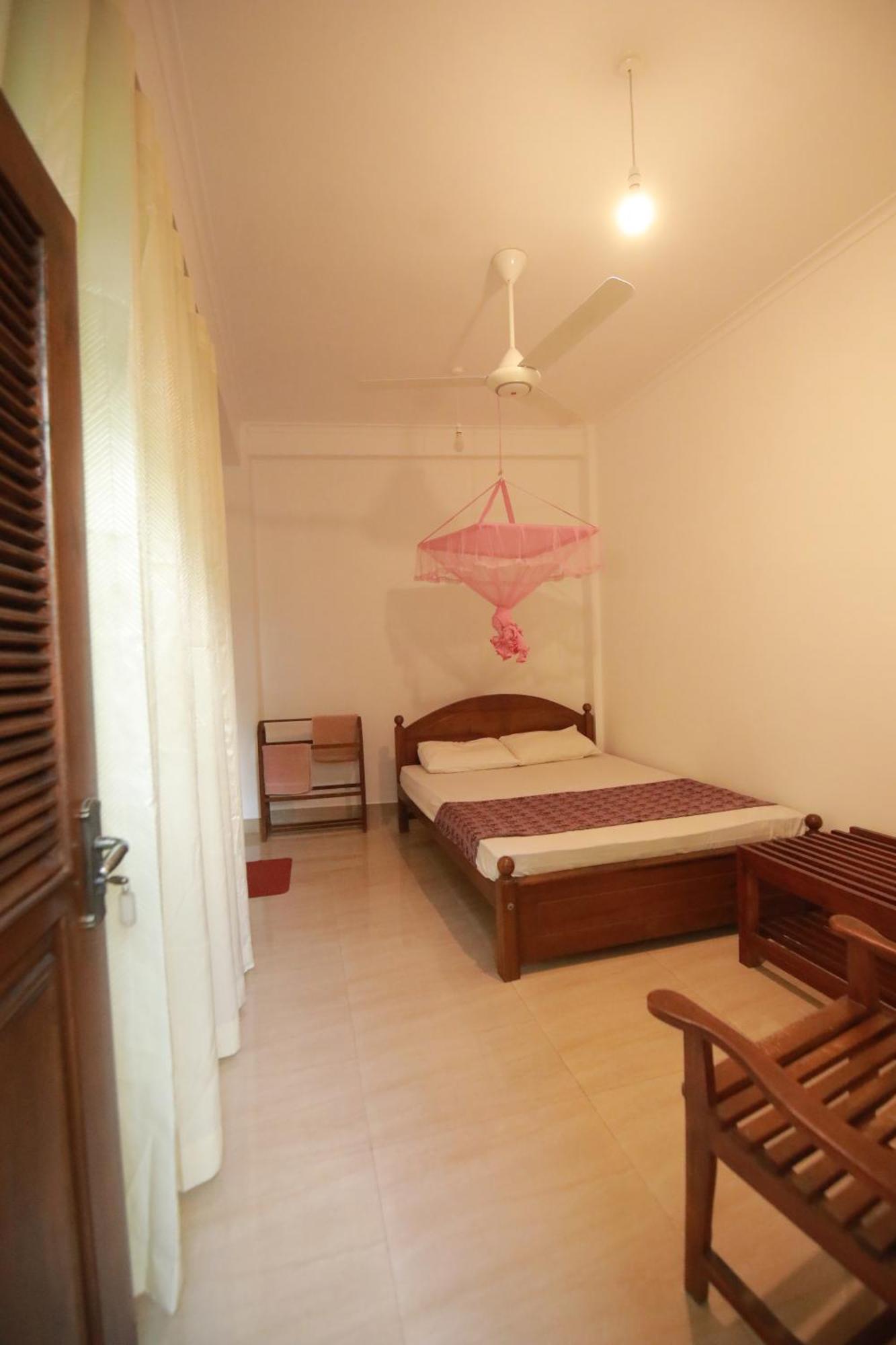 Renuka Inn Канди Екстериор снимка