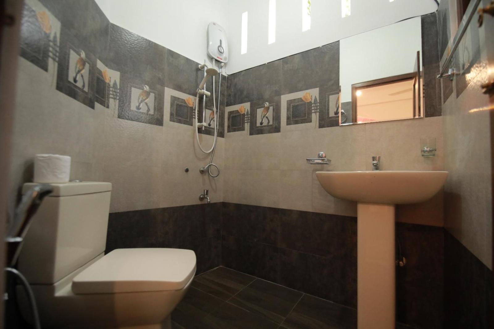 Renuka Inn Канди Екстериор снимка