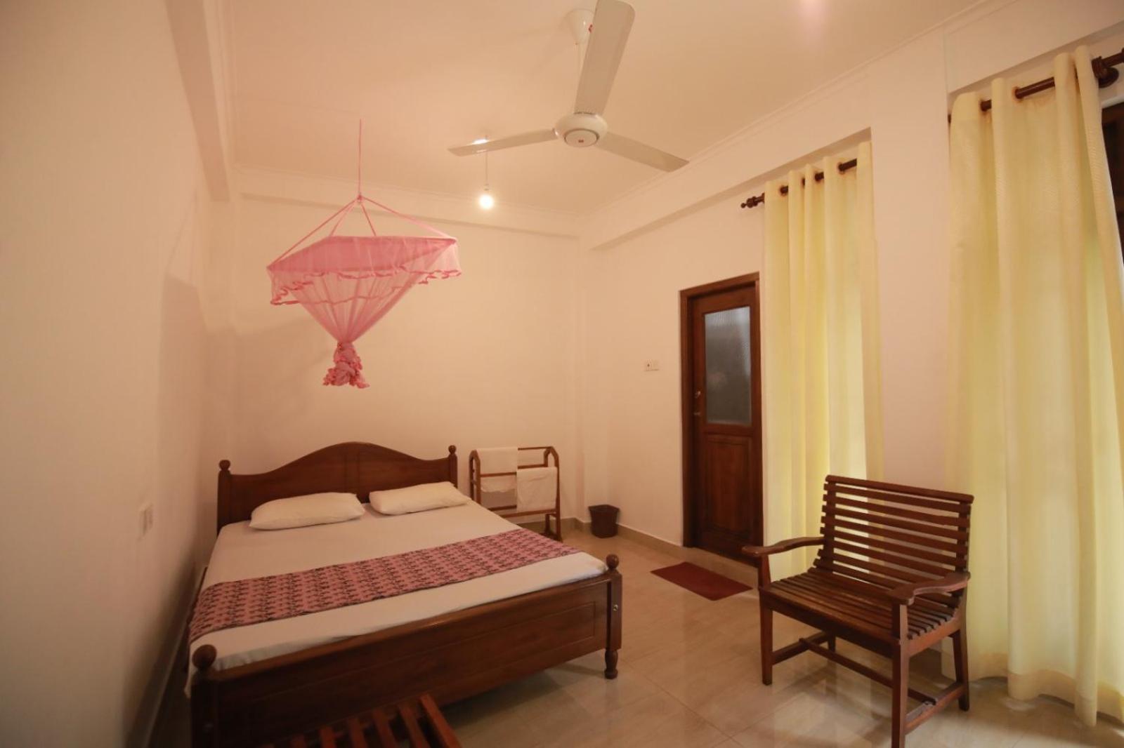 Renuka Inn Канди Екстериор снимка